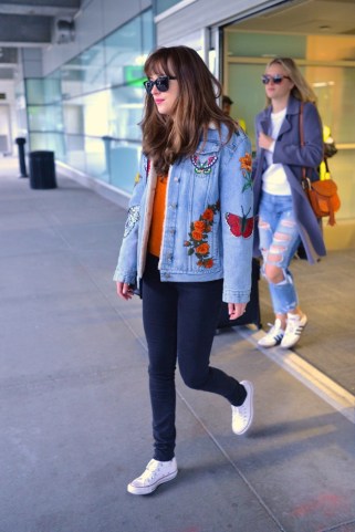 dakota-johnson-adopte-la-veste-denim-gucci